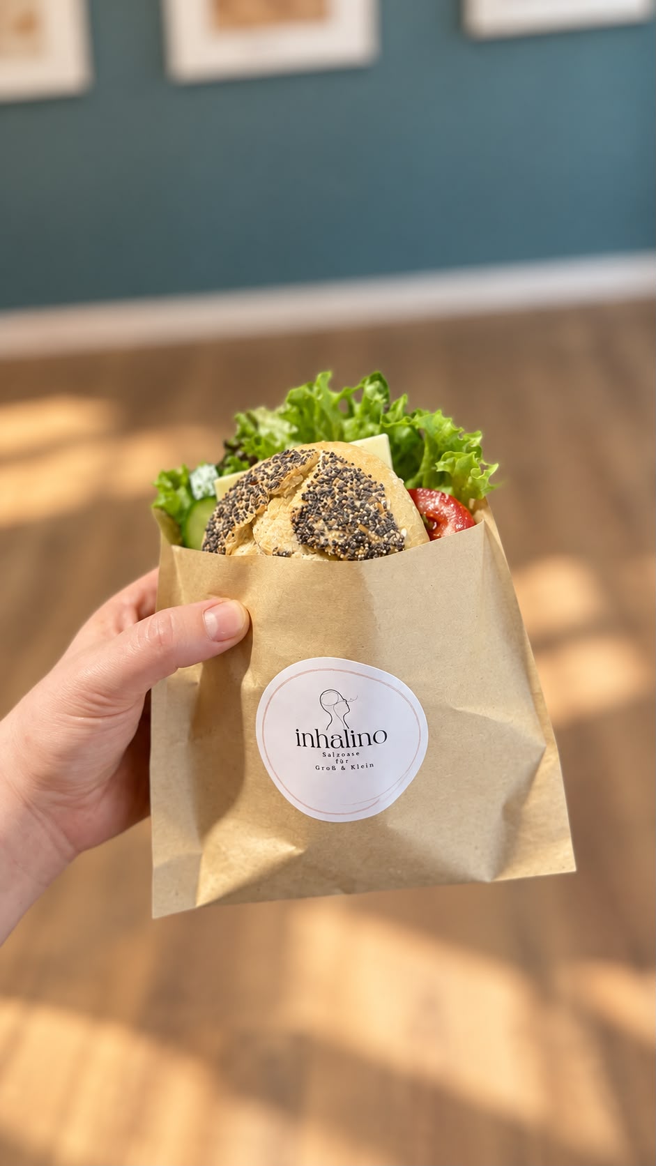 Belegtes Schlemmerbrötchen in der Inhalino-Tüte